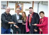 Gilmar Pinto entrega título de cidadão leopoldense a Odinir de Zorzi