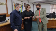 Ary Moura entrega comenda a Cláudio Roberto de Morais Garcez