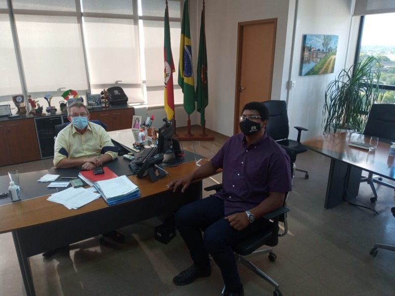 Vereador Tiago Silveira se reúne com prefeito Ary Vanazzi