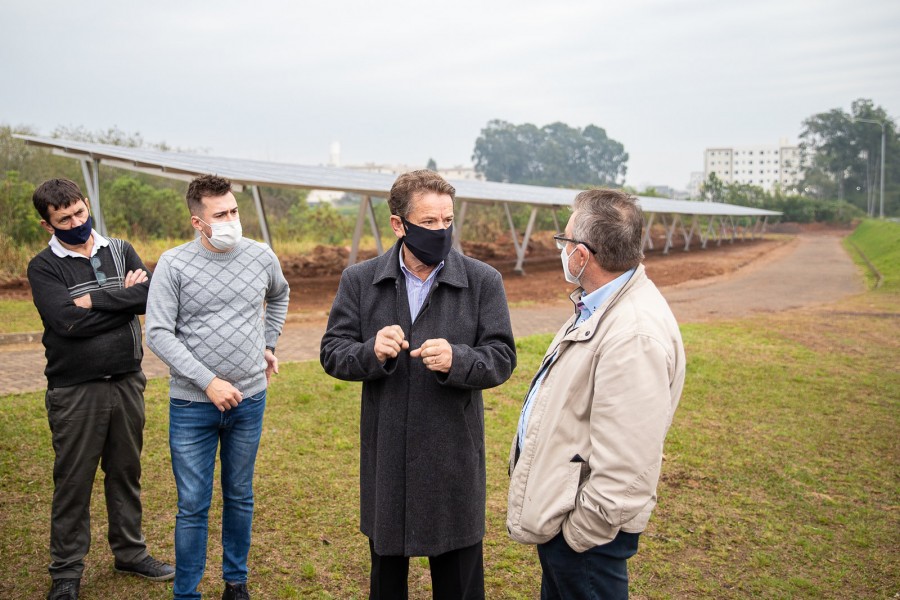 Vereador Rafa Souza vistoria o sistema  de energia fotovoltaica na ETE Feitoria