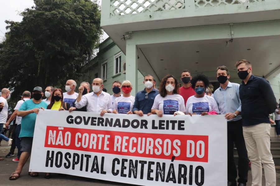 Abraço Simbólico ao Hospital Centenário reúne dezenas de pessoas contra os cortes do programa Assistir