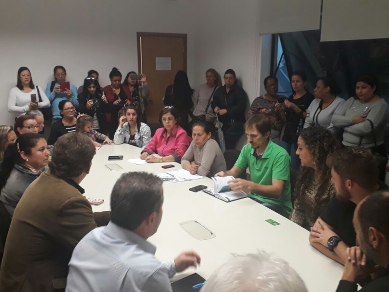 Iara Cardoso e Ary Moura participam de reunião com trabalhadoras e terceirizadas