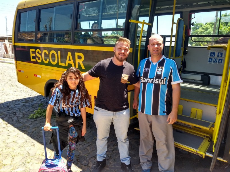Dudu Moraes articula retomada do transporte escolar e Mylena comemora retorno às aulas