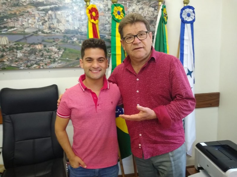 Presidente Ary Moura recebe humorista Maikinho Pereira
