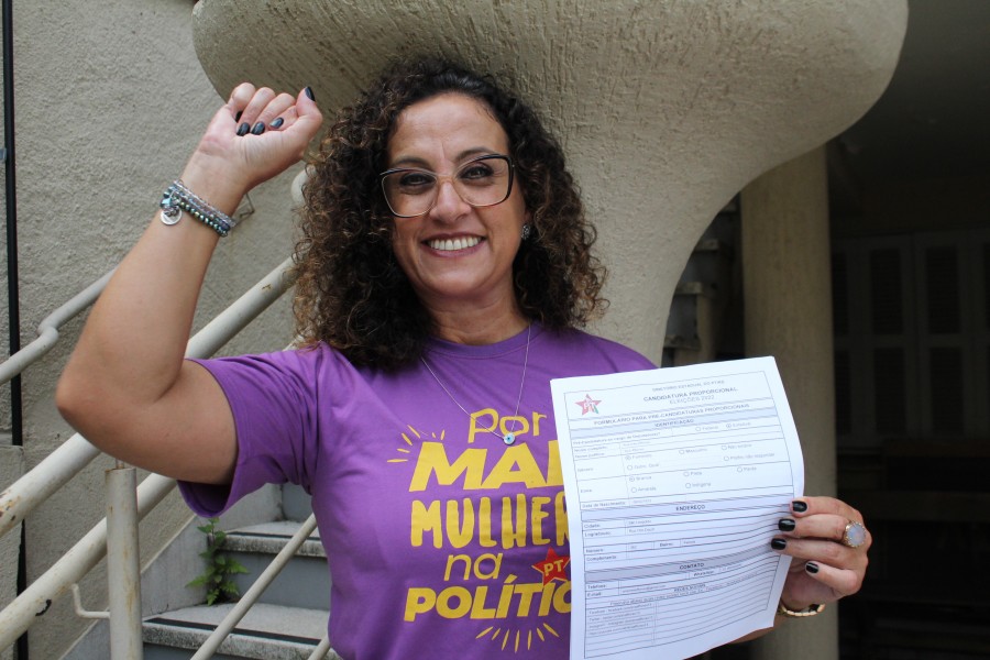 Ana Affonso confirma pré-candidatura em ato ao lado de mulheres do PT 