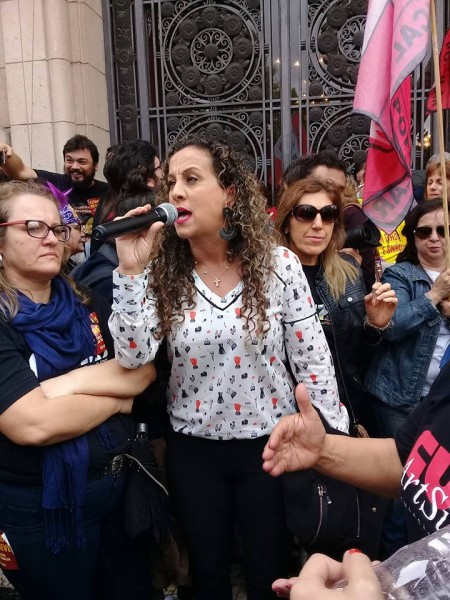 Ana Affonso manifesta apoio à greve dos professores durante ato em frente ao palácio Piratini
