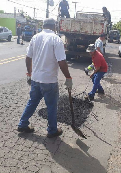Iara Cardoso pede providência para tapar buracos no bairro Fião