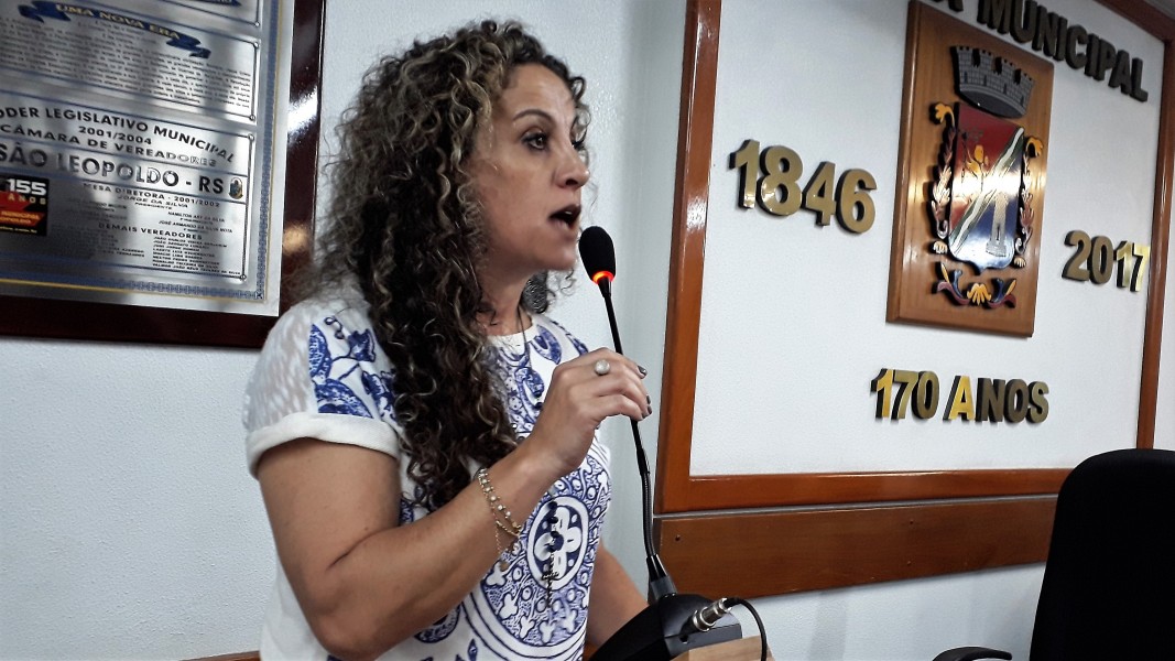 Ana Affonso critica o projeto do vereador Marcelo Buz que defende a escola sem partido