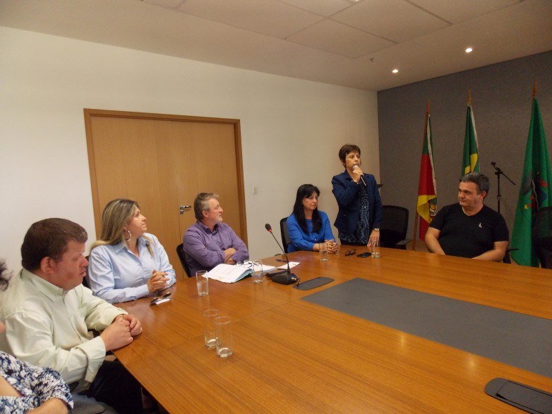 Vereadora Iara Cardoso acompanha assinatura de termo da Prefeitura com a Aldef