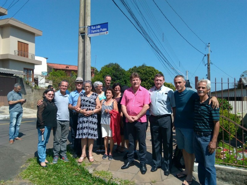Comunidade comemora placa e inauguração de rua no bairro Santa Teresa