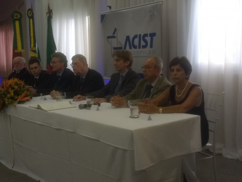 Iara Cardoso destaca coragem dos empreendedores na posse da nova diretoria da ACIST-SL