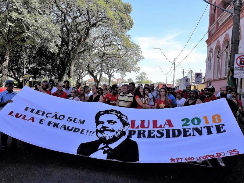 Caminhada pela Rua Grande marca lançamento do Comitê em defesa de Lula em São Leopoldo