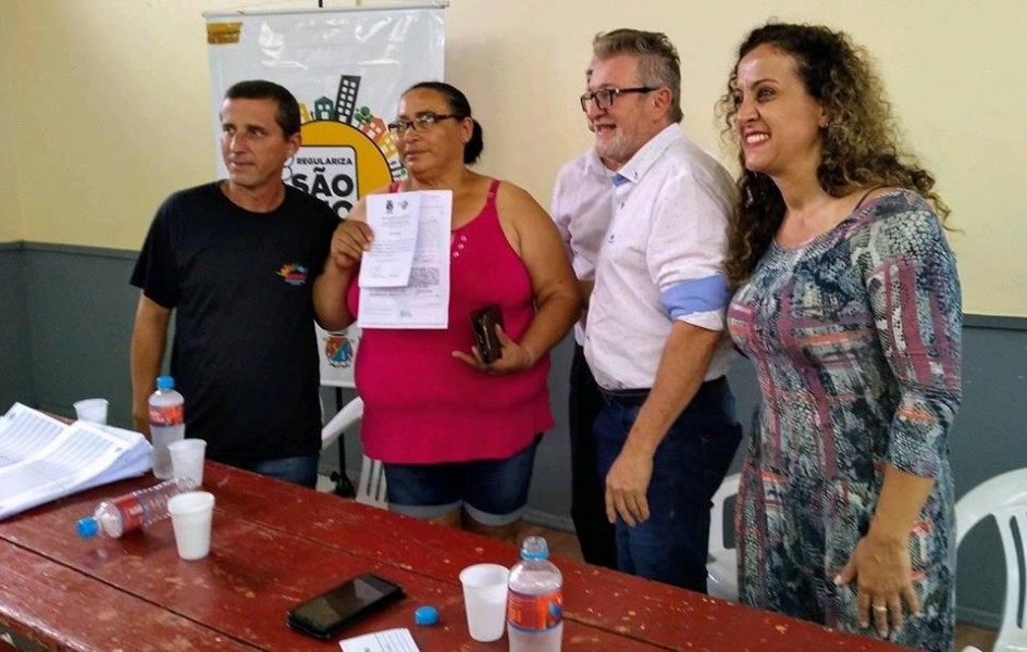 Ana Affonso participa da entrega de escrituras da Vila Brás