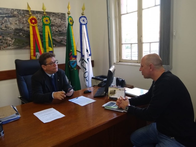 Presidente Ary Moura recebe visita de empresário que vai investir no município