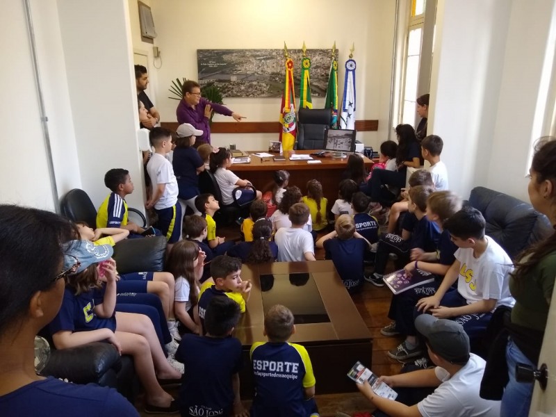 Presidente da Câmara recebe estudantes do Colégio São José